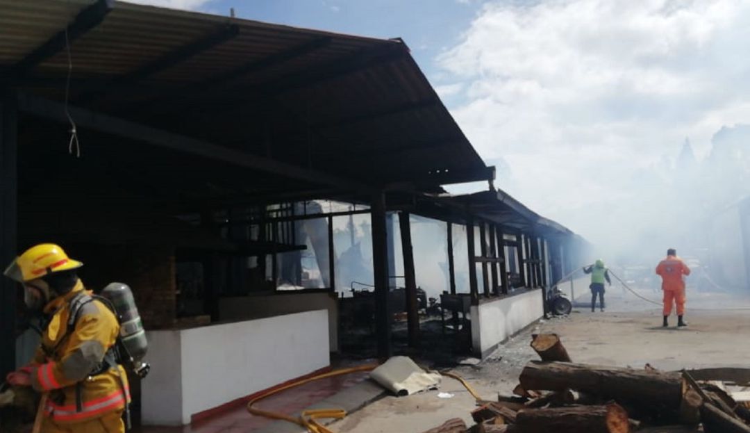 Incendios en Bogotá: Bomberos de Cundinamarca atienden un incendio en una fabrica de Pólvora