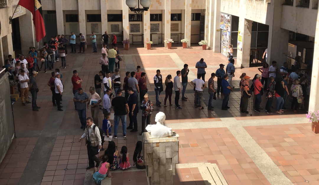 Censo de automóviles y motos venezolanas en frontera: Largas filas buscando la tarjeta de registro de vehículos venezolanos