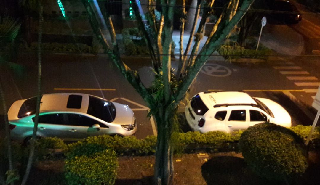 CONQUISTADORES, MEDELLIN, PARQUES DEL RÍO, ALUMBRADOS.: En Conquistadores se quejan del mal parqueo para ver alumbrados