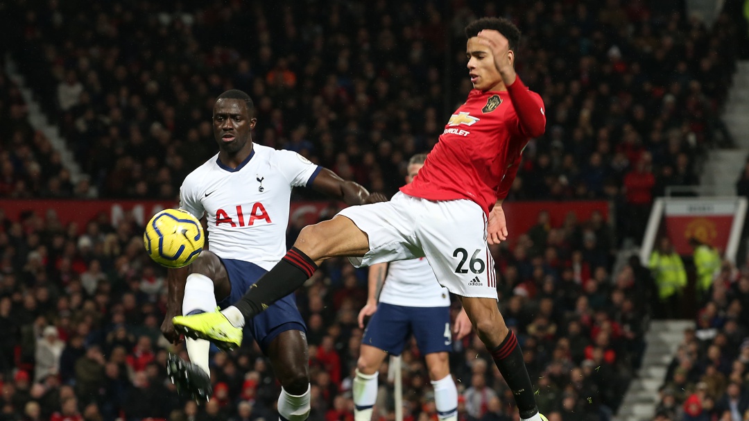 Con Dánvinson en cancha, United venció al Tottenham de Mourinho