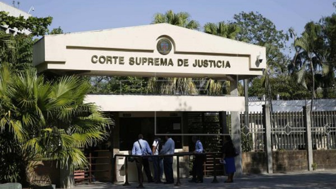 Corte Suprema de El Salvador da prórroga a ley de crímenes de guerra civil