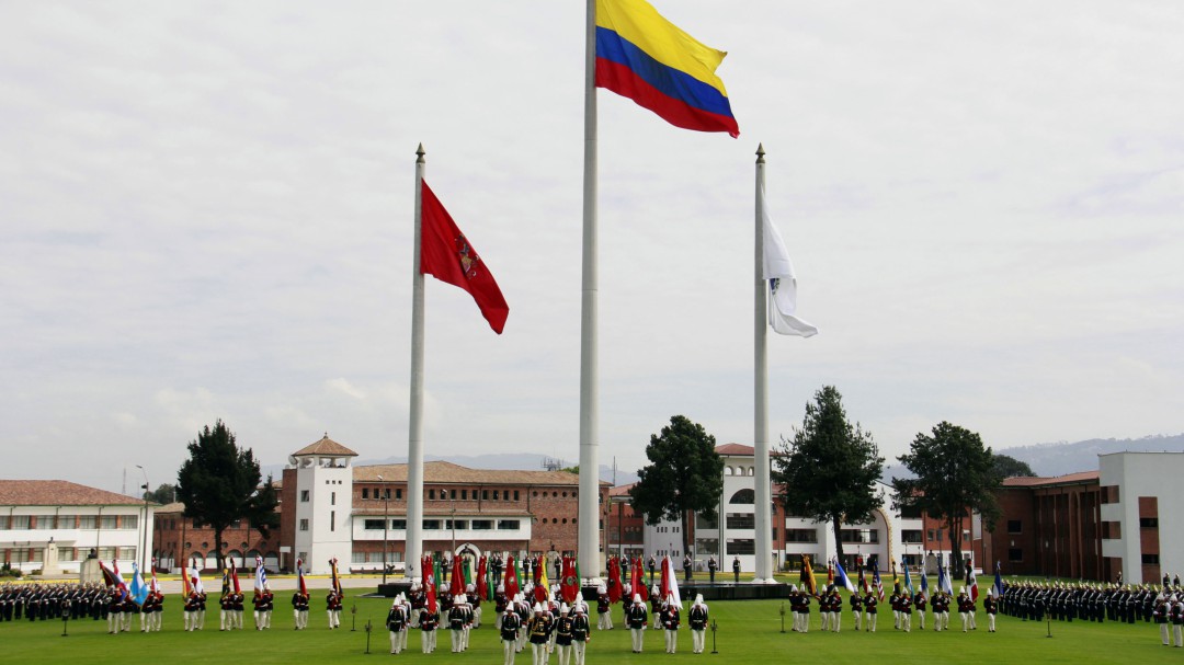 Bomberos controlan incendio en Escuela Militar de Bogotá