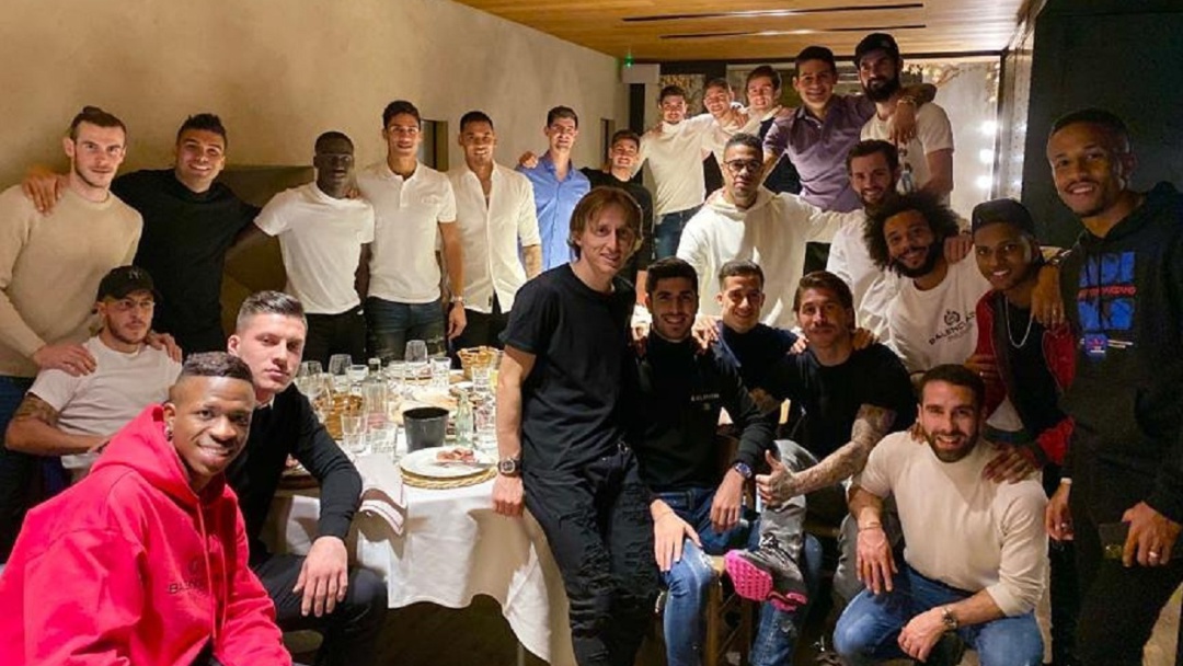 James disfruta la cena navideña del Real Madrid a la espera de su regreso