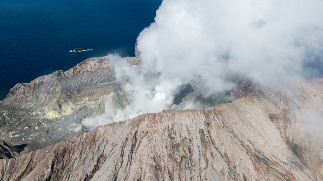 Erupción de volcán en Nueva Zelanda dejó 5 muertos