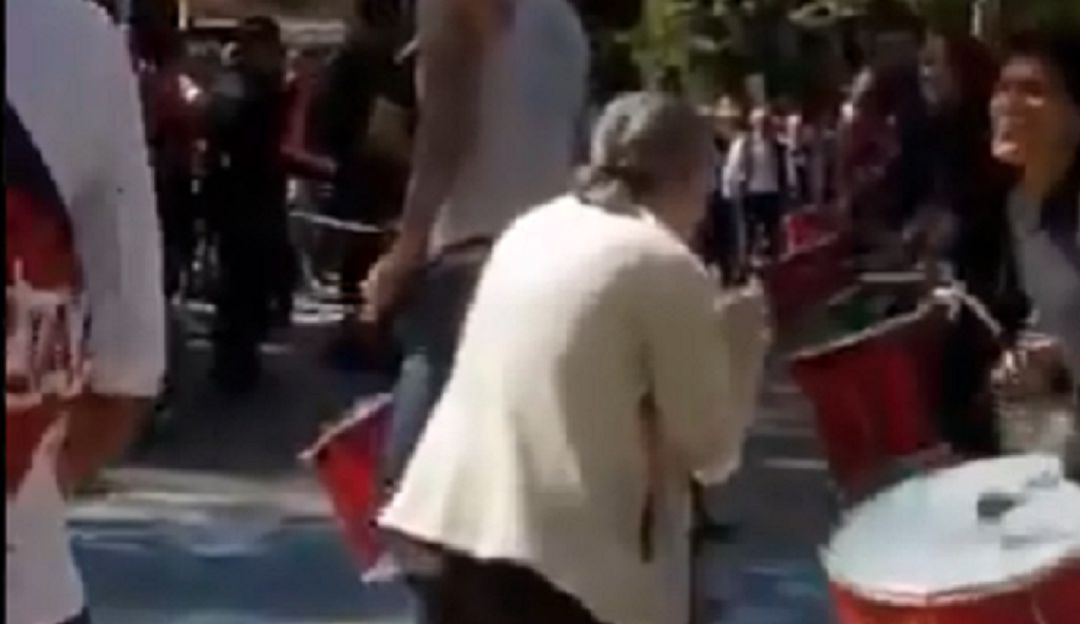Paro Nacional: Señora inspira amor con este baile en marchas de Bogotá
