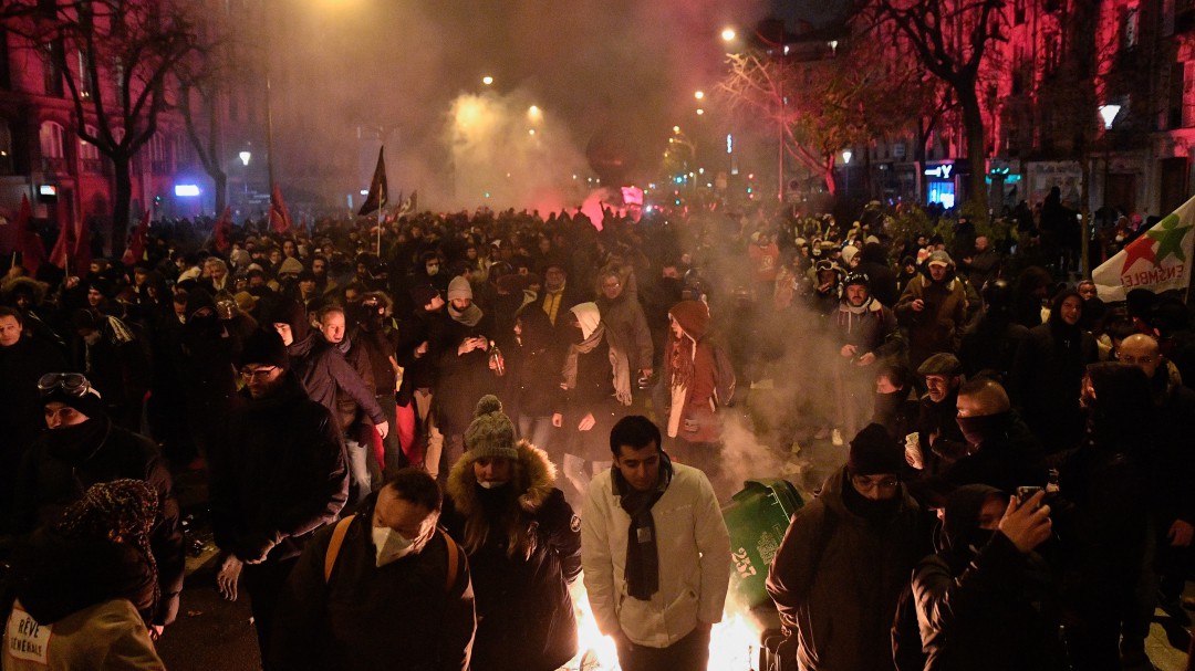 Continúa la huelga en Francia y hay llamados para un nuevo paro el martes