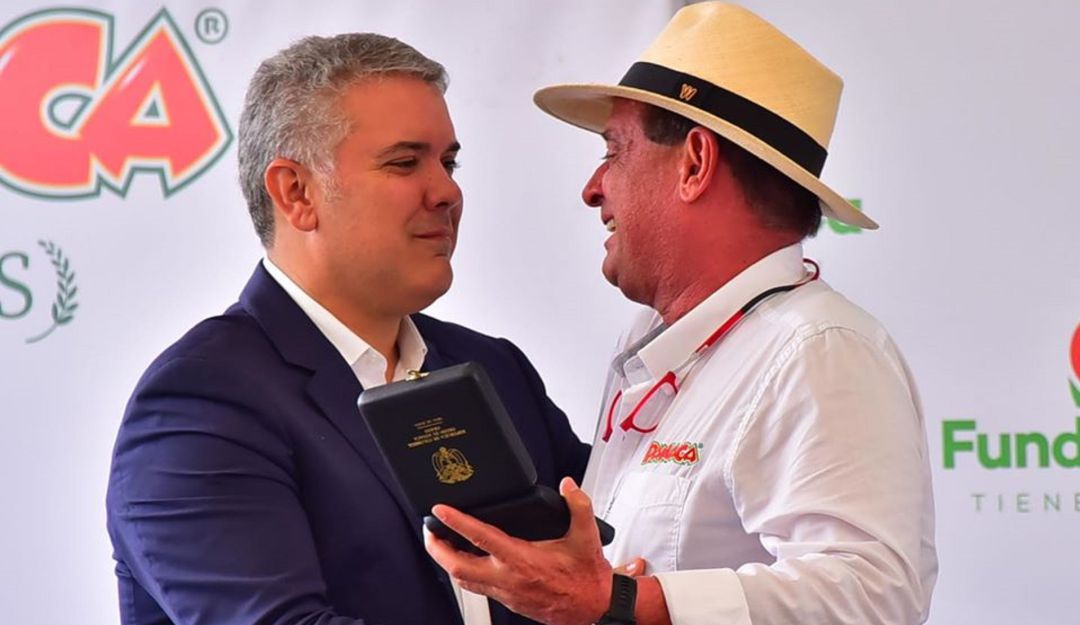Presidente Duque entregando la Cruz de Boyacá a Jorge Ballen presidente de Panaca