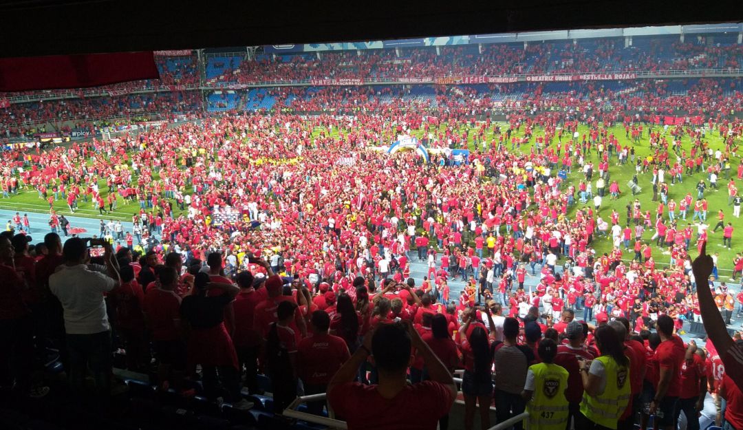 Invasión de hinchas América de Cali Liga Aguila Final: El mar rojo: América dio la vuelta olímpica acompañado por sus aficionados
