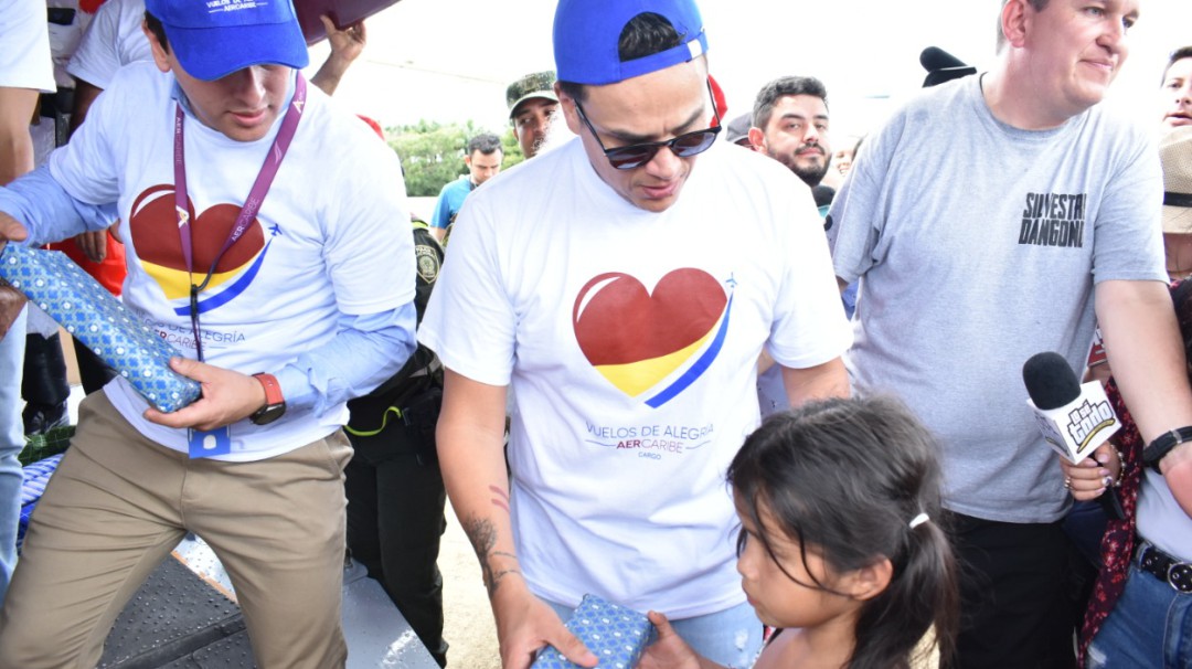 Silvestre Dangond de la tarima a entregar regalos