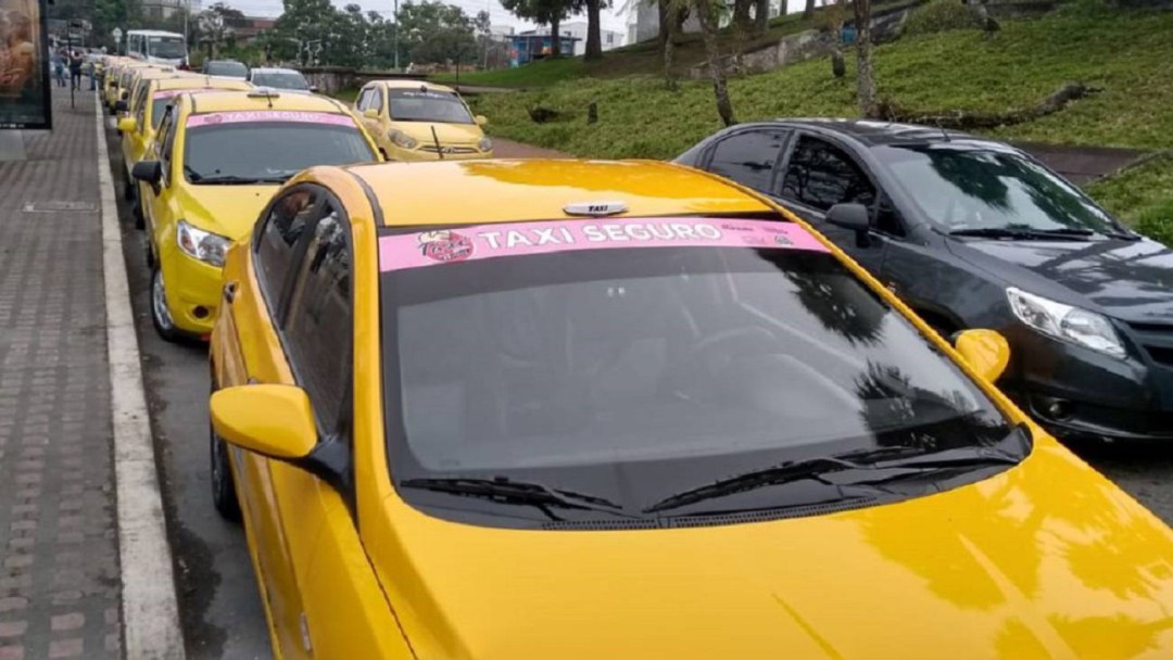 Crece seguridad de las mujeres para transportarse en taxi con "Taxi Seguro"