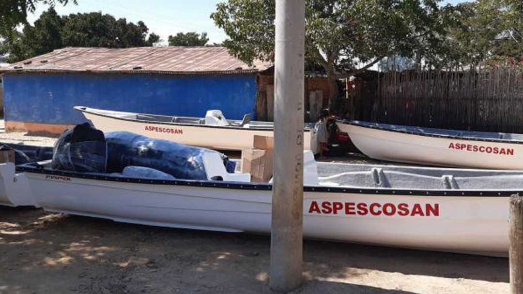 Víctimas del conflicto en Cesar reciben botes para reactivar la pesca