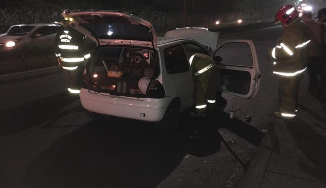Bomberos lograron controlar la conflagración dentro del vehículo