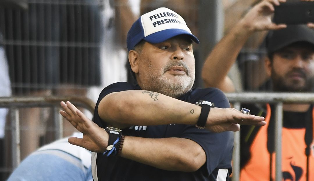 Superliga Argentina Diego Maradona Gimnasia y Esgrima de la Plata: ¡Upa! El duro golpe que se dio Diego Maradona en pleno partido