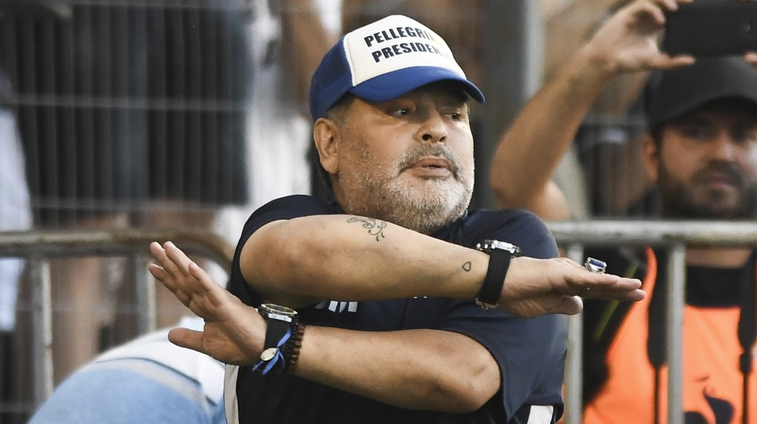 ¡Upa! El duro golpe que se dio Diego Maradona en pleno partido