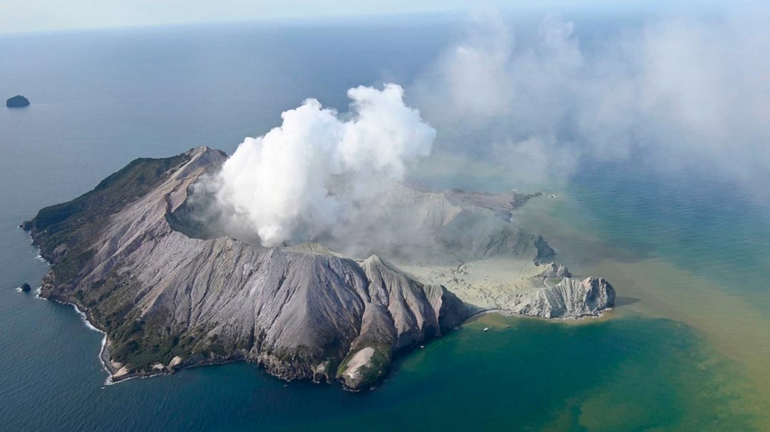 Erupción de volcán en Nueva Zelanda deja múltiples heridos