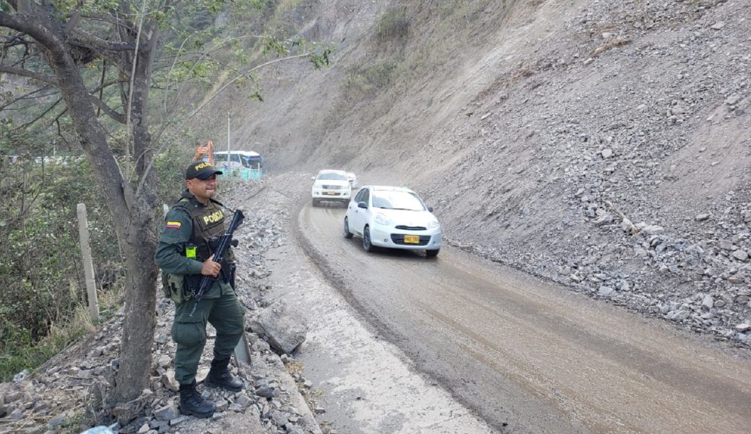 Hbilitada a un carril via a Urabá: Habilitan la vía a un carril en el derrumbe de Cañasgordas- Urabá