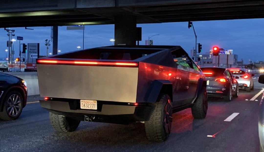 Elon Musk Cybertruck: ¿Lo estrelló? Musk sorprende conduciendo 'Cybertruck'