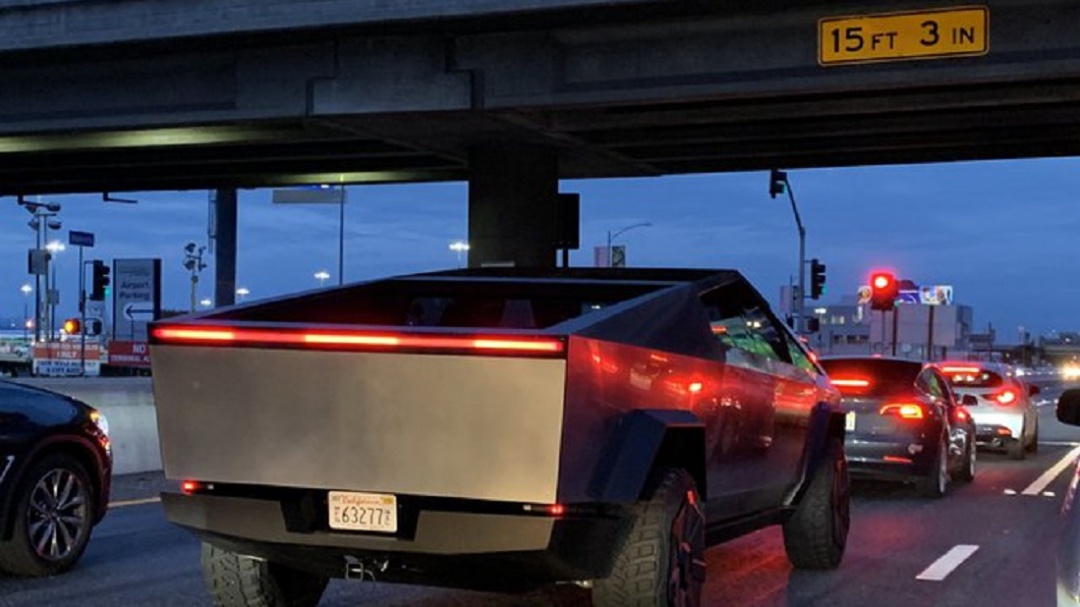 ¿Lo estrelló? Musk sorprende conduciendo 'Cybertruck'
