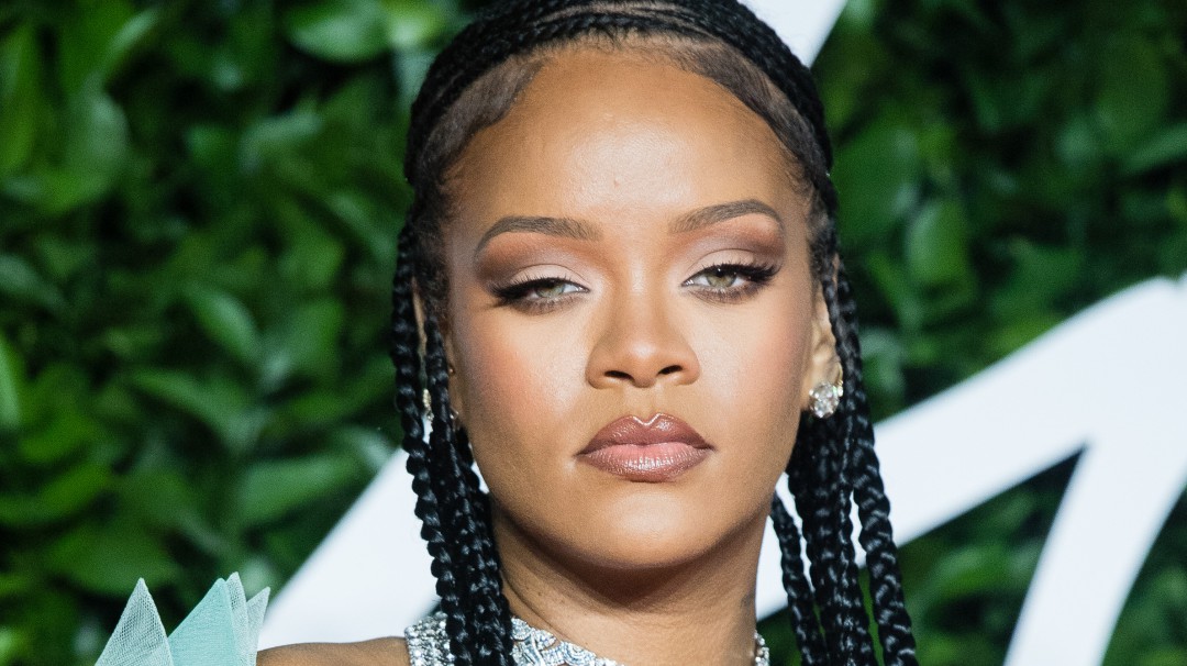 ¡Suavemente bésame! Rihanna sorprendió bailando canción de merengue