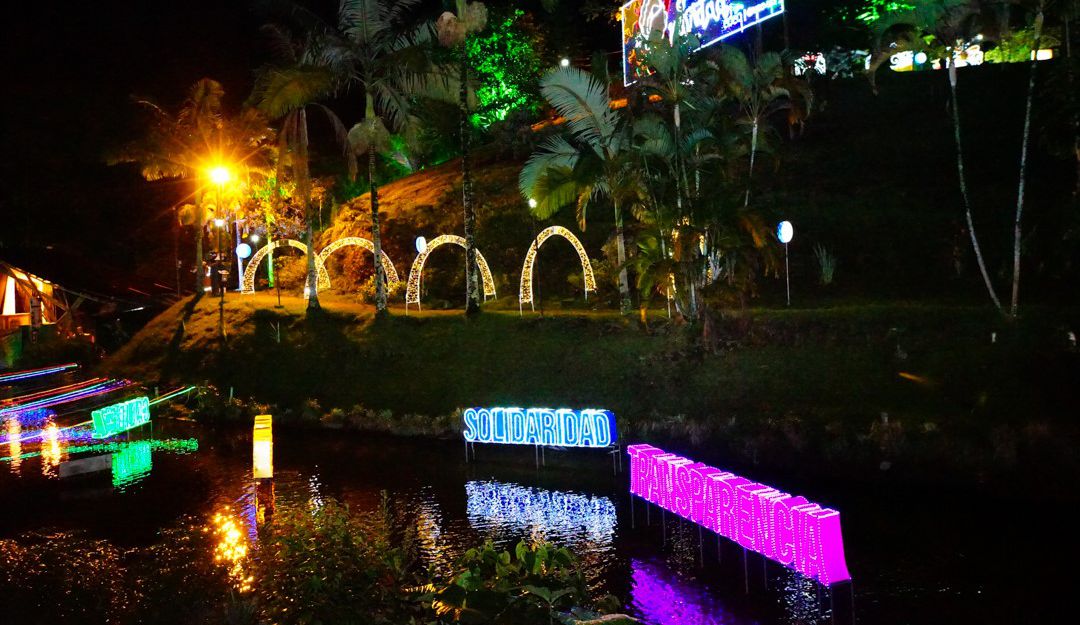 Alumbrado navideño en el Parque de la Vida en Armenia