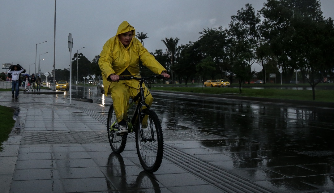 Lluvias en Bogotá: ¡Vuelve y juega! Lluvias en la capital generan colapso en la movilidad