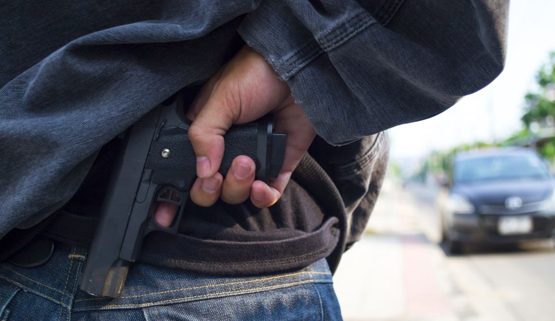 Influencer amenazó con pistola por nombre de cuentas: Influencer amenazó a hombre con pistola para quitarle nombre de Instagram
