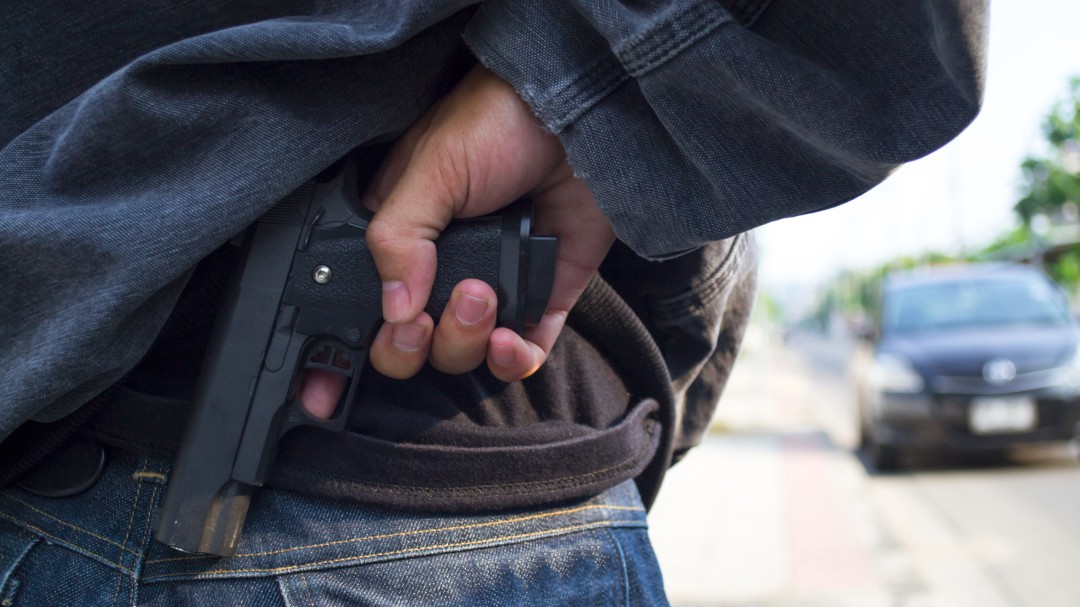 Influencer amenazó a hombre con pistola para quitarle nombre de Instagram