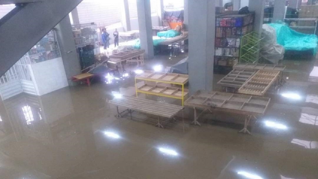 Inundada amaneció la plaza de mercado en la Cruz
