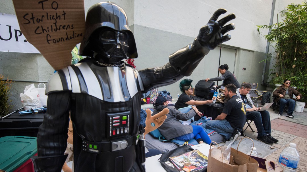 A una semana del estreno de Star Wars, fanáticos acampan en cine de LA
