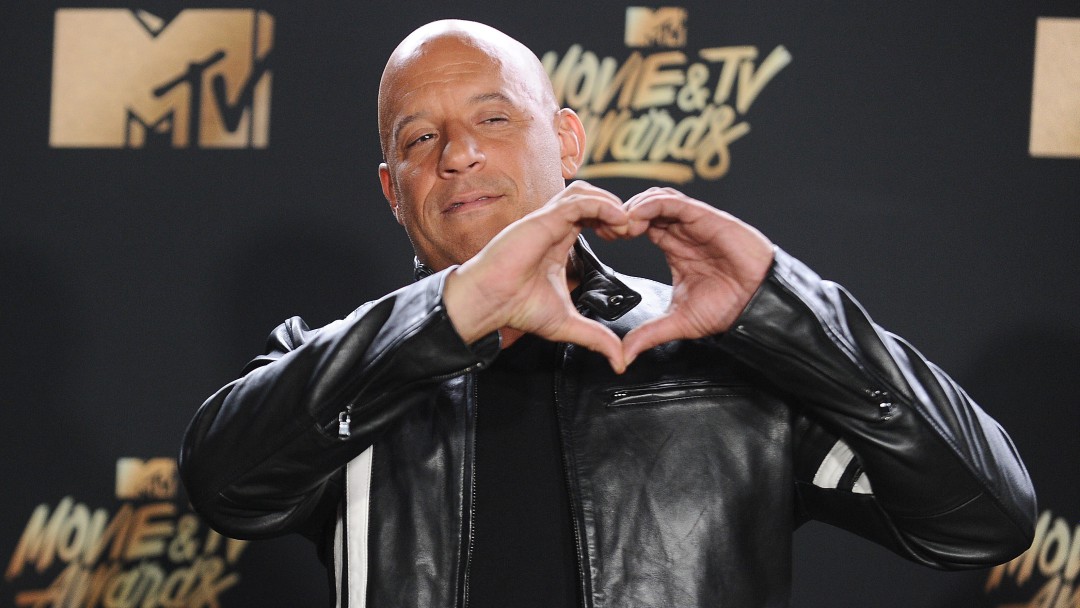 Vin Diesel posó semidesnudo para burlarse de la obra de arte del banano
