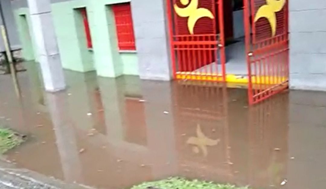 Cada que llueve la parte baja del coliseo del café de Armenia se inunda