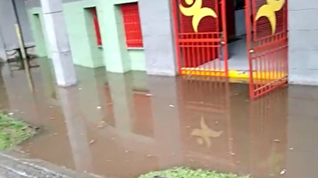 200 deportistas afectados por inundaciones en coliseo del café en Armenia