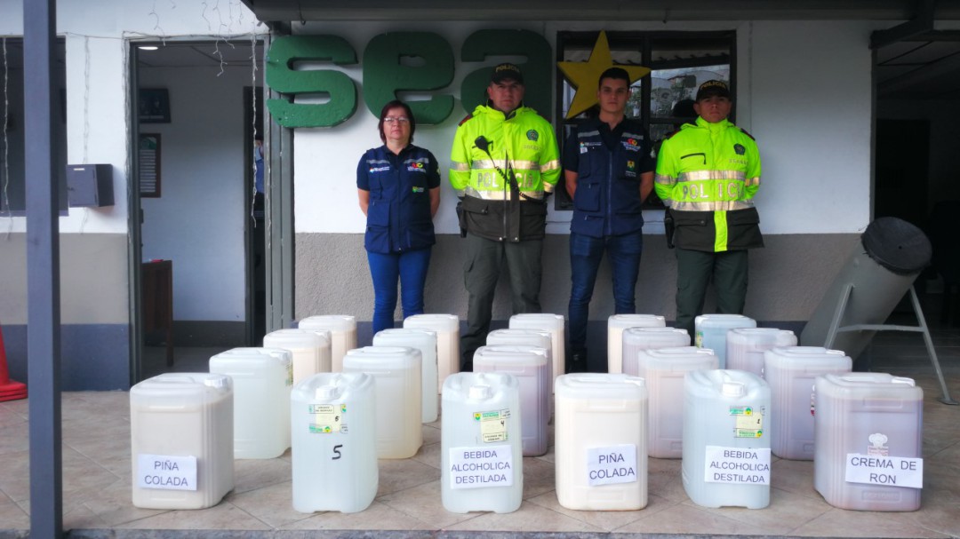 Incautan más de 400 litros de licor ilegal en vías de Caldas