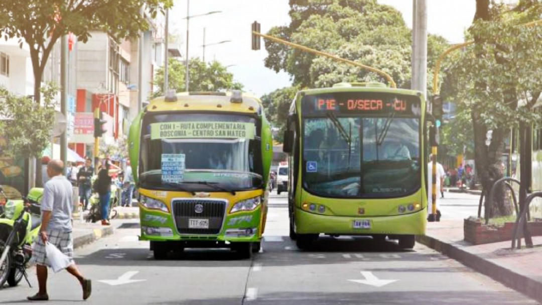 Dueños y conductores de buses urbanos harán plan tortuga