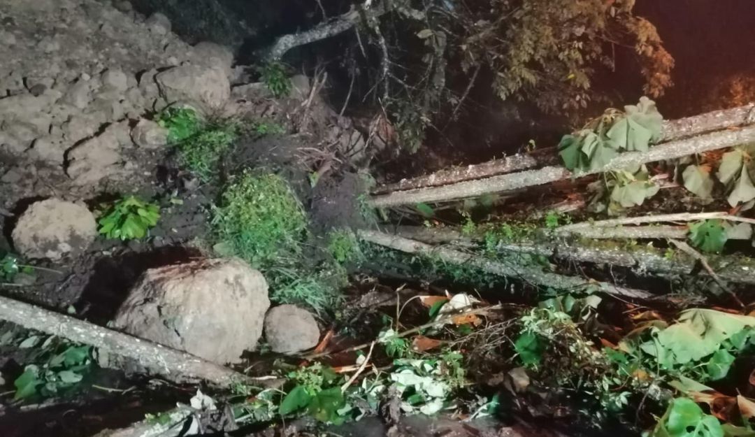 Deslizamiento en la vía La Linda - La Cabaña