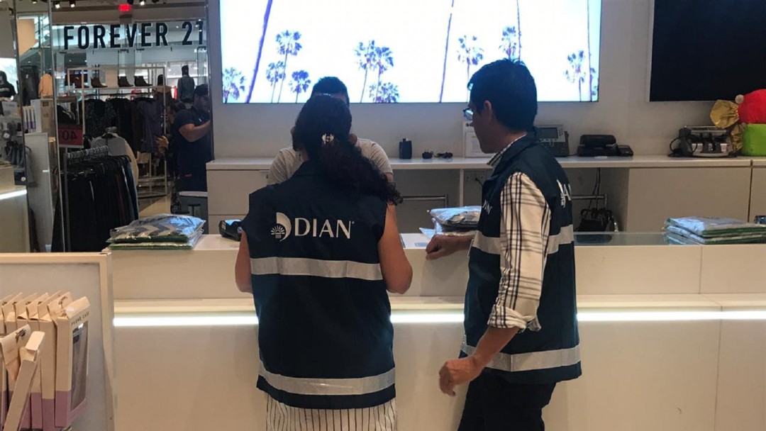 Dian cerró varios negocios por no expedir facturas