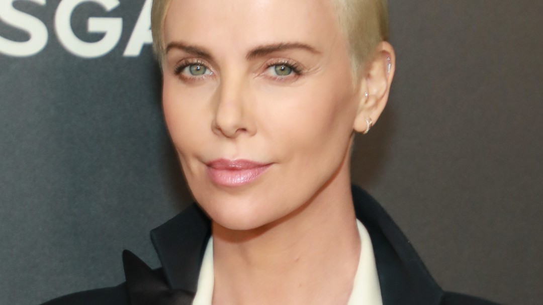 Charlize Theron da detalles sobre la noche que su madre mató a su padre
