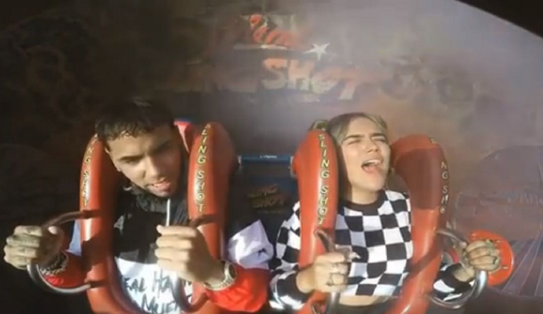 Anuel AA y Karol G en una atracción: ¿Se le cayó la peluca? Cibernautas se burlan de Anuel AA