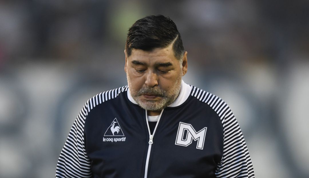 Diego Maradona Gimnasia y Esgrima de La Plata Superliga Argentina: Diego Maradona le baja el pulgar a un colombiano para Gimnasia