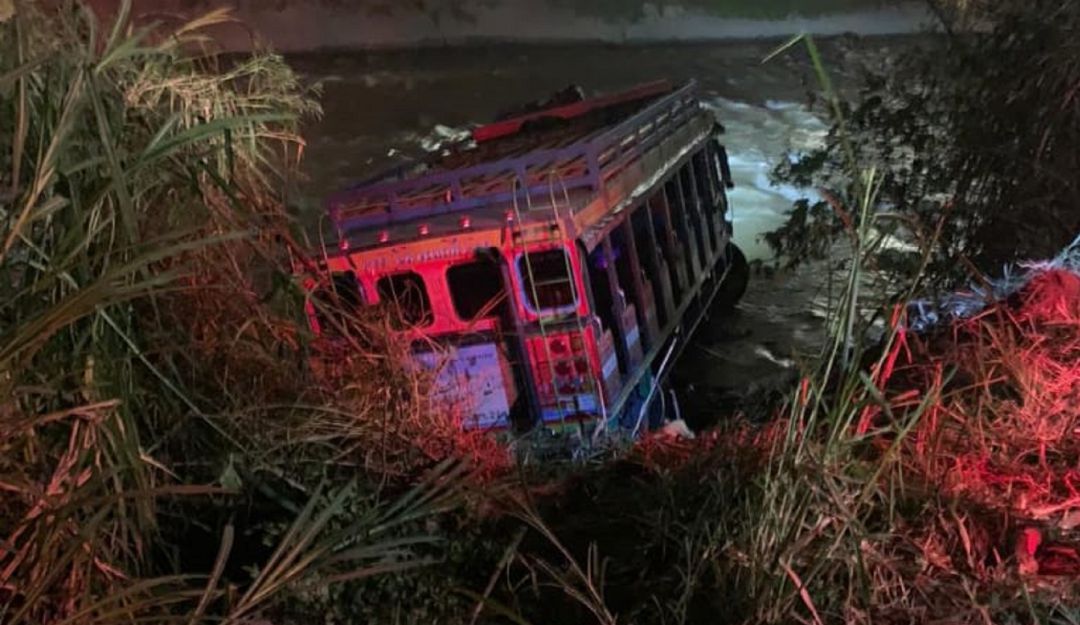 Chiva rumbera cayó al río Medellín durante un recorrido de alumbrados