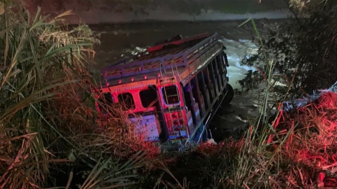 Chiva rumbera cayó al río Medellín durante un recorrido de alumbrados