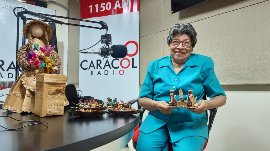 En Armenia mujer lleva 50 años elaborando pesebres con fibra de plátano
