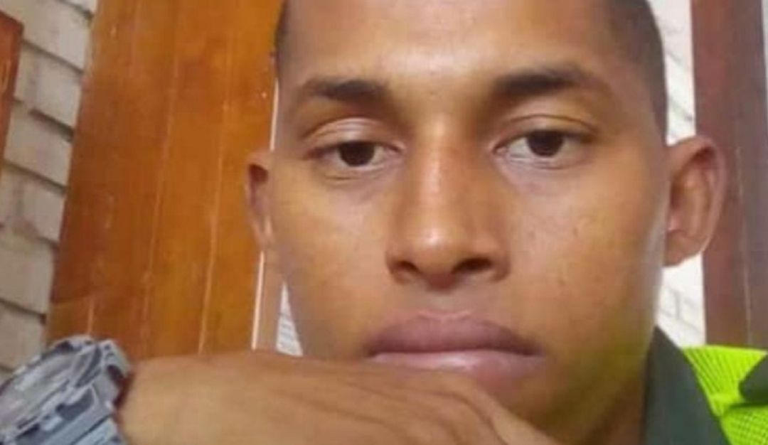 Muere policía: Muere policía cuando su compañero manipulaba un arma