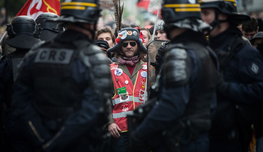 A la cárcel dos policías franceses por violencia en manifestaciones: A la cárcel dos policías franceses por violencia en manifestaciones
