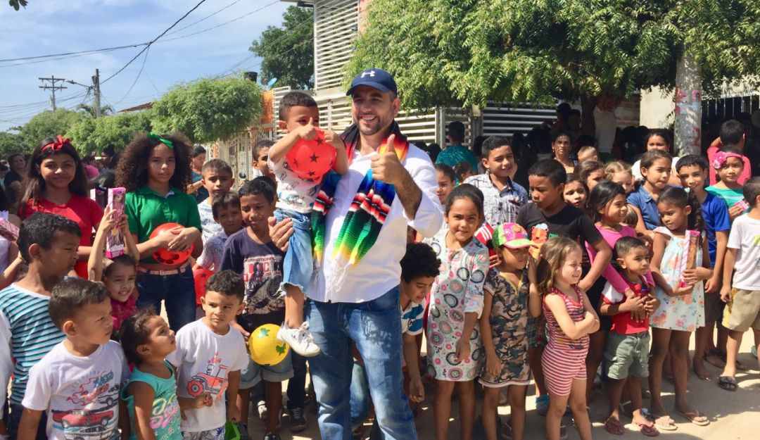 Líder social regala más de mil sonrisas a niños de Santa Marta