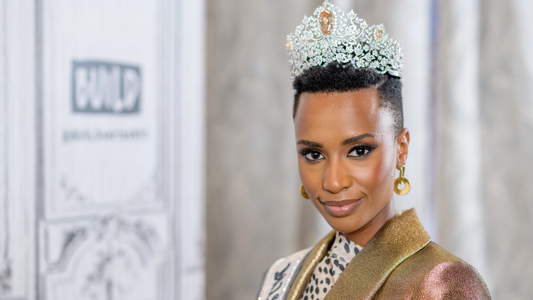¡Seca sus lágrimas con dinero! Miss Universo causa polémica con este video