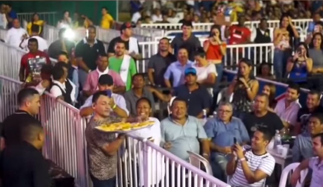 Jean Carlos Centeno en un concierto se acerco a vendedora de papas fritas: El bonito gesto de Jean Carlos Centeno con una vendedora de papas fritas