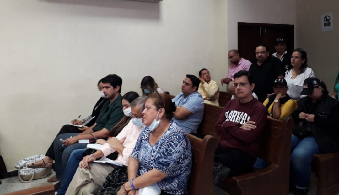 Pedro Sierra, quien está con camisa amarilla.