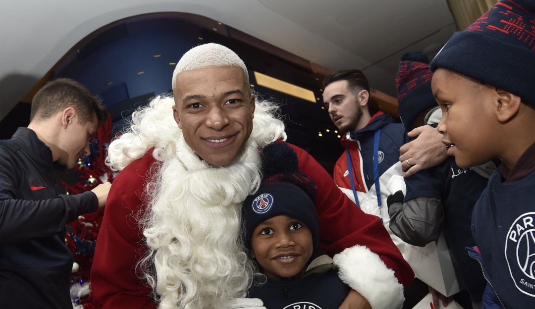 Paris-Saint Germain Ligue One francia: ¡Mbappé Noel! El joven estrella del PSG tuvo este detalle con un niño