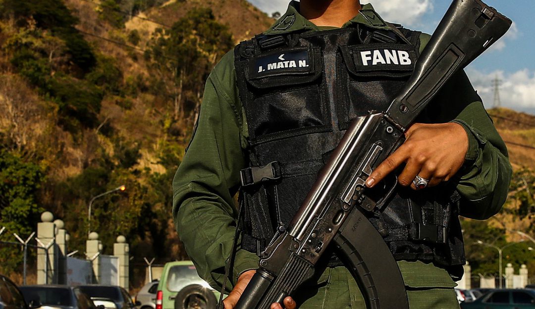 Atacan unidad militar en Venezuela: Asaltan unidad militar de Venezuela cerca de Brasil y acusan a la oposición